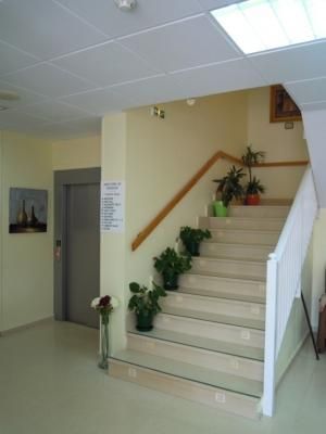 Residencia Nuestra Señora de los Ángeles escaleras y ascensor